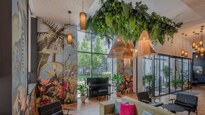 Un interior moderno con un amplio ventanal, un piano y un área de estar con sofás y sillones.