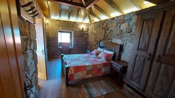 4 bedrooms, iron/ironing board, travel crib, free WiFi