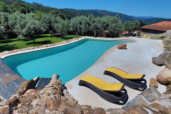 Piscina com vistas sobre as montanhas
