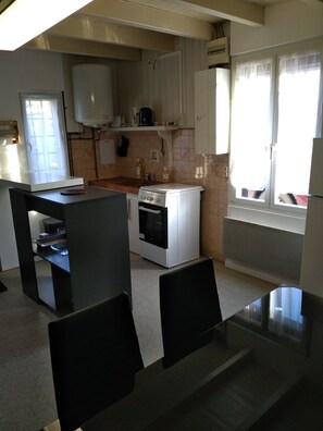 Microondas, cafetera y tetera y utensilios de cocina 