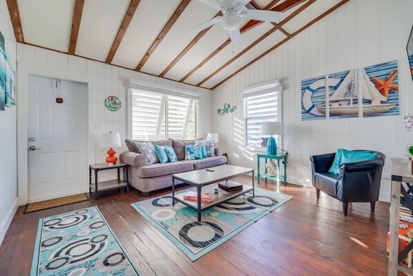 Smart TV, books - Beautiful 2BR House / 1 Gbps / Office Desk+Chair (fort lauderdale)