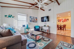 Smart TV, books - Beautiful 2BR House / 1 Gbps / Office Desk+Chair (fort lauderdale)