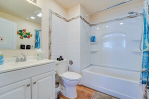 Shower, hair dryer, towels - Beautiful 2BR House / 1 Gbps / Office Desk+Chair (fort lauderdale)