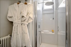 Shower, hair dryer, bidet, towels - Elegant 2BR/2BA next to Spanish Steps | 110sqm | Elevator | Washer/Dryer (Roma)