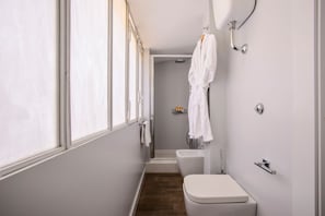 Dusche, Haartrockner, Bidet, Handtücher