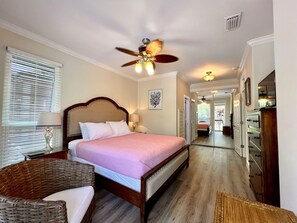 4 間睡房、書桌、熨斗/熨衫板、可攜式嬰兒床