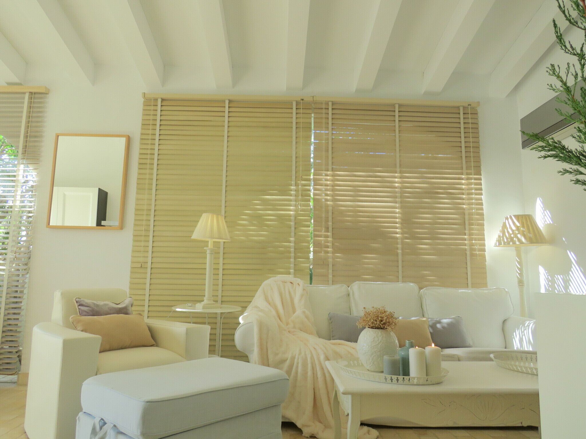 TV connectée, lecteur de DVD, livres, chaîne hi-fi