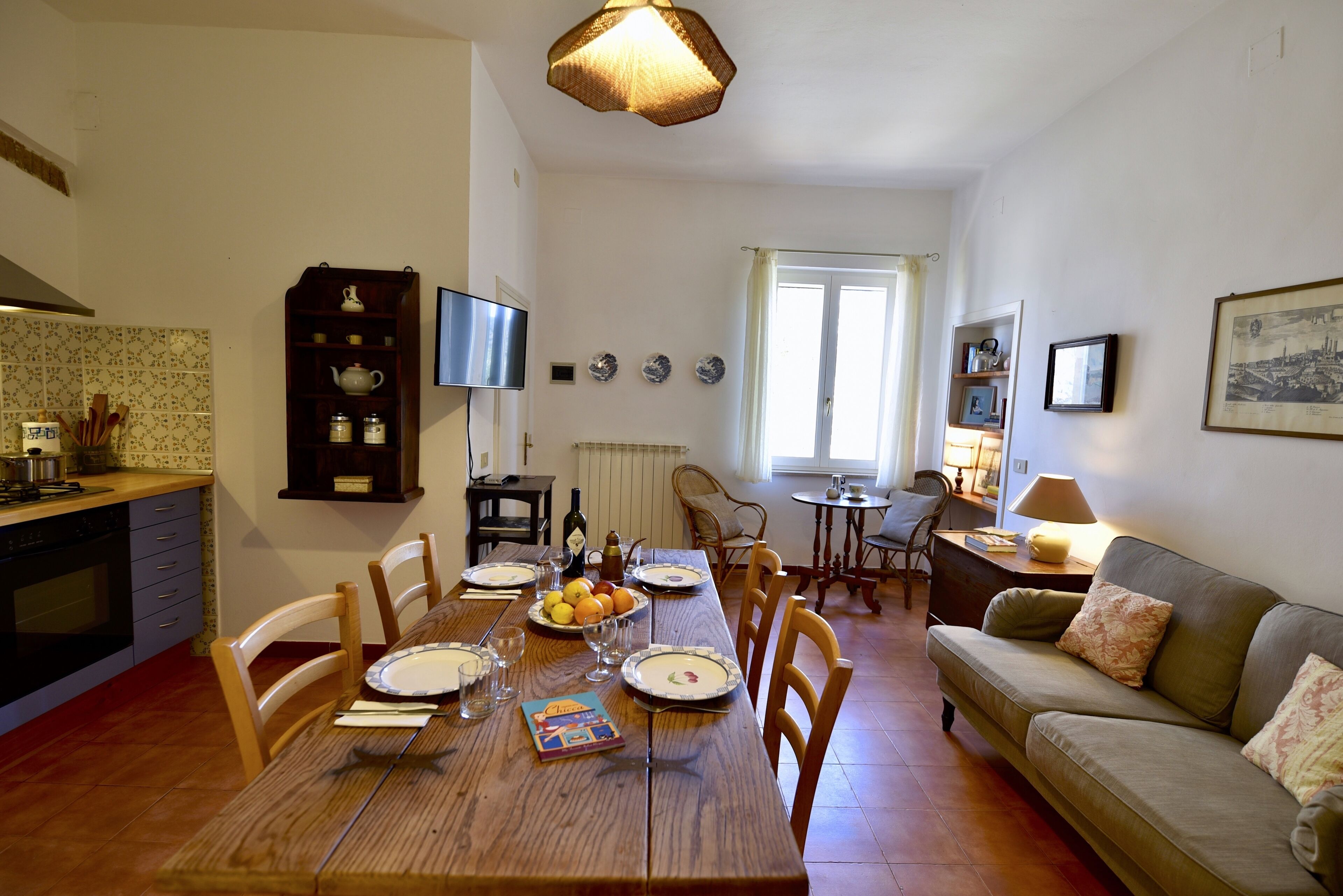 Apartment, 2 Queen-Betten | Wohnzimmer | Fernseher