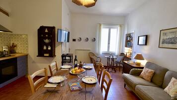 Apartment, 2 Queen-Betten | Wohnzimmer | Fernseher