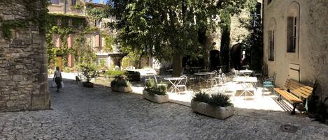 تناول الطعام بالخارج