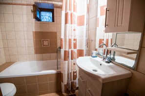 Departamento | Baño | Tina con regadera, regadera tipo lluvia, amenidades de baño gratuitas 