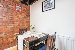 Dining room - Victoria Quays Loft Apt - Free Parking (Sheffield)