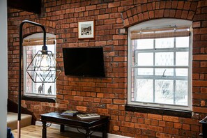 Standard Apartment, City View | Living area