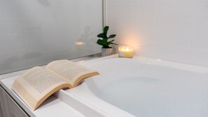 Bathtub, towels