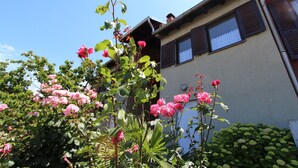 A building with a brown facade, multiple windows with shutters, and a visible chimney. - Apartment Mitton 2 (Rovinj)