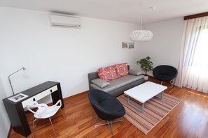 Apartment, 2 Schlafzimmer, Balkon | Wohnbereich | Flachbildfernseher