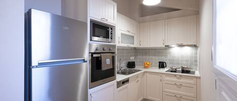 House, 2 Bedrooms | Private kitchen | Fridge, microwave, oven, stovetop