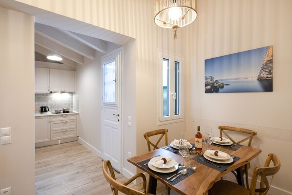 Ferienhaus, 2 Schlafzimmer | Essbereich im Zimmer