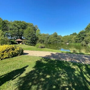 Property grounds - Beautiful house with lovely garden and picturesque private pond. (Savigny-Lévescault)