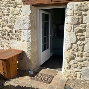 Exterior detail - Beautiful house with lovely garden and picturesque private pond. (Savigny-Lévescault)