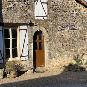 Exterior detail - Beautiful house with lovely garden and picturesque private pond. (Savigny-Lévescault)