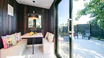 屋外ダイニングエリア