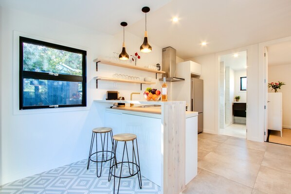 Refrigerador, lavavajillas, tostadora y utensilios de cocina