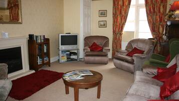 Apartemen | Ruang keluarga | Televisi 30-inci dengan saluran TV digital