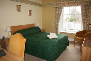 3 bedrooms, iron/ironing board, free WiFi, bed sheets - House - Sleeps 6 & Paid off Site Parking Available (Minehead)