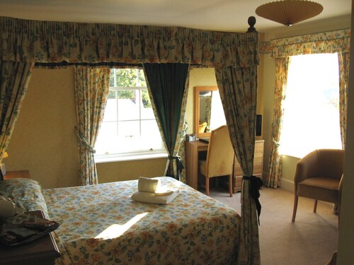 House - Sleeps 6 & Paid off Site Parking Available