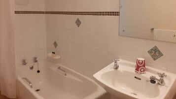 Apartment | Bathroom | Combined shower/bathtub, deep-soaking bathtub, free toiletries