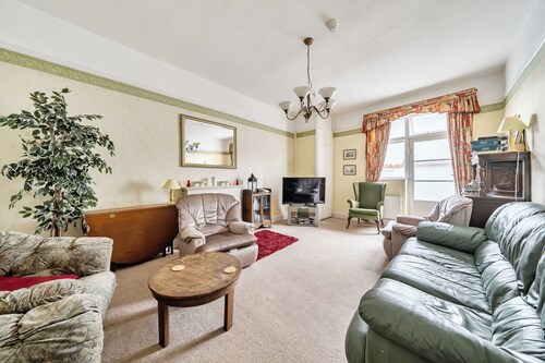 House - Sleeps 6 & Paid off Site Parking Available