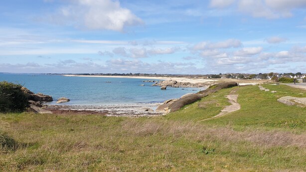A coastal view with a grassy path leading to a white building with a sloped roof. - Pretty villa in Trévignon, 2 steps from the beach and port (Trégunc)