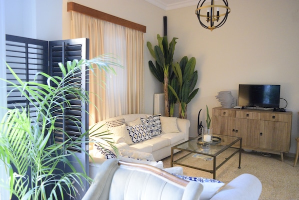 公寓 | 起居區 | 24-吋智慧型電視、數位頻道、電視、Netflix