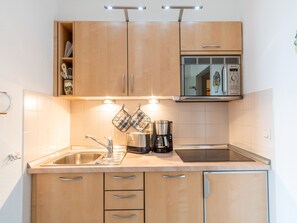 Kühlschrank, Mikrowelle, Herdplatte, Geschirrspüler