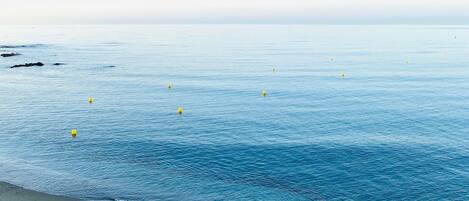 Sur la plage, chaise longue, serviettes de plage