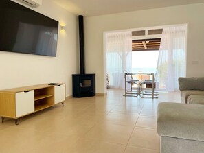 Smart TV, fireplace
