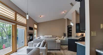 Mirror Mirror! Fabulous newly renovated 8 bedroom Muskoka cottage