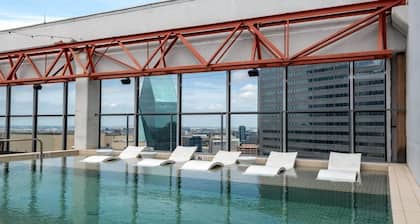 CozySuites | TWO Stunning Condo with SKY POOL