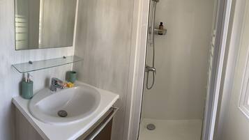 Comfort Mobile Home | Bathroom | Shower, towels