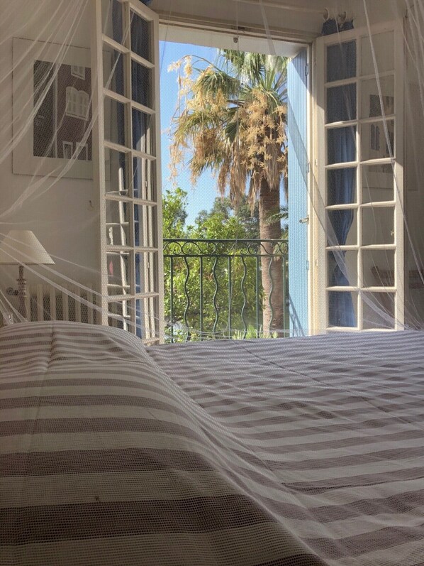 2 bedrooms, travel cot, free WiFi, bed sheets