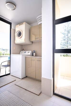 Interior - Live Like a Local in the Heart of Moffat Beach (Moffat Beach)