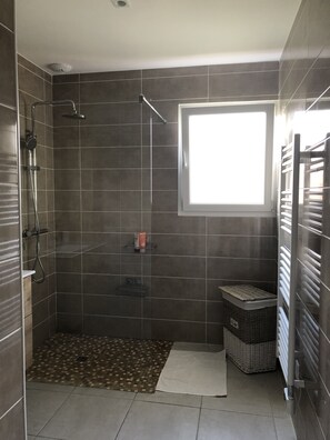 Shower, hair dryer, toilet paper - New villa in a quiet area with all modern comforts (LEON)