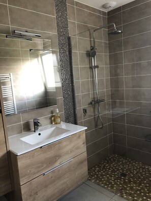 Shower, hair dryer, toilet paper - New villa in a quiet area with all modern comforts (LEON)