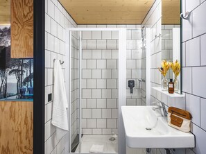 Douche, articles de toilette écologiques, sèche-cheveux