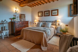 3 quartos, ferros/tábuas de passar roupa, berço de viagem