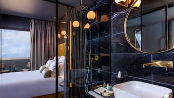 Escritorio, wifi gratis y ropa de cama