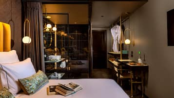 Escritorio, wifi gratis y ropa de cama