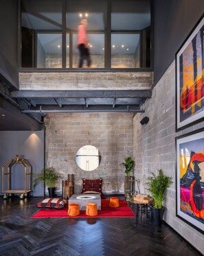 Lobby sitting area - Brown Machne Yehuda (Jerusalem)