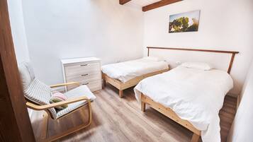 2 slaapkamers, een strijkplank/strijkijzer, gratis wifi, beddengoed